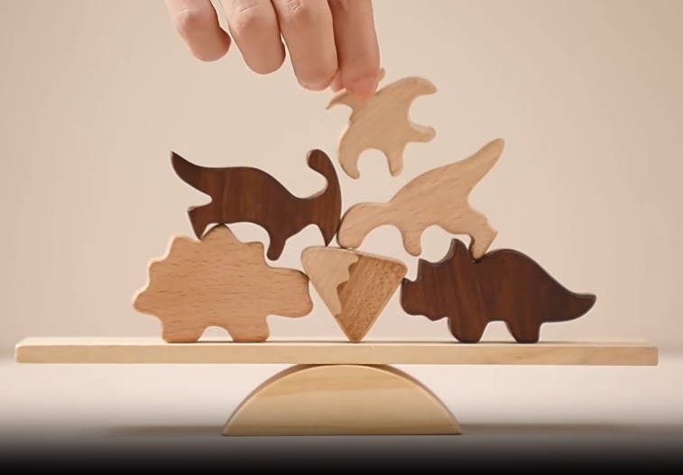 Jeux d'équilibre avec jolies figurines en bois 
