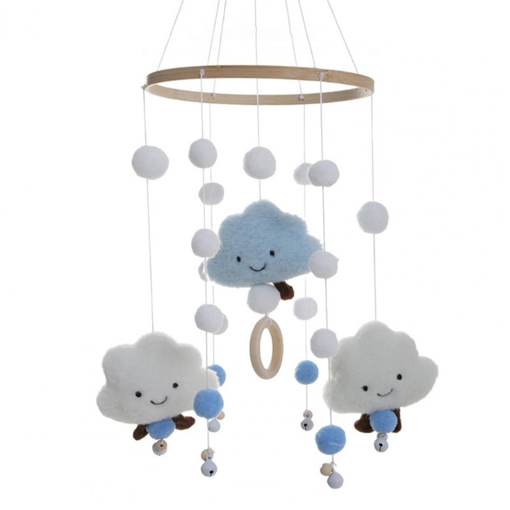 Mobile nuages en feutre doux et bois pour lit bébé Bleu 
