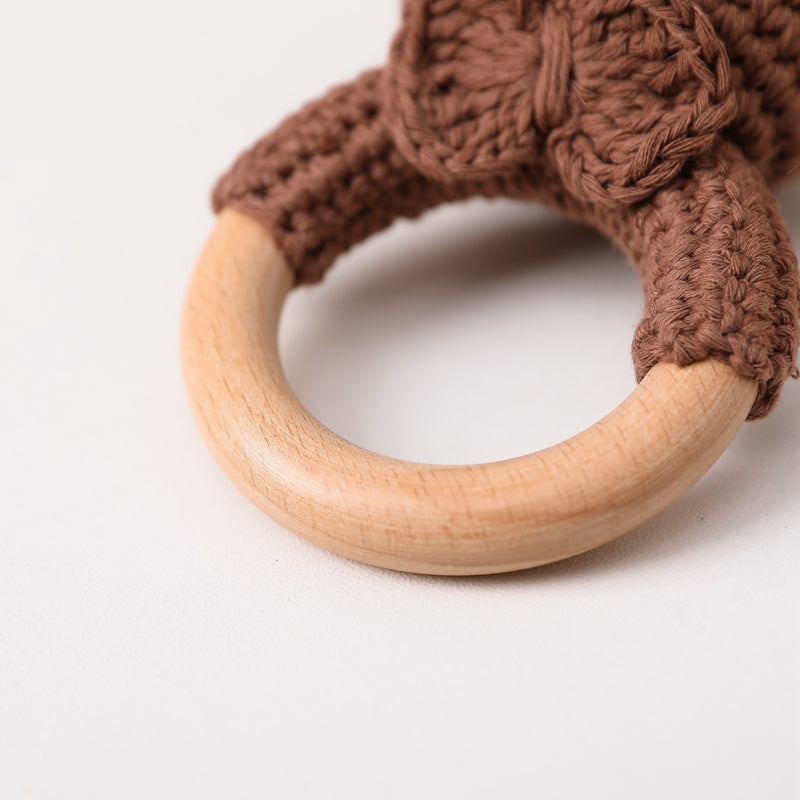 Hochet avec anneau de dentition en bois et un animal doux en crochet 