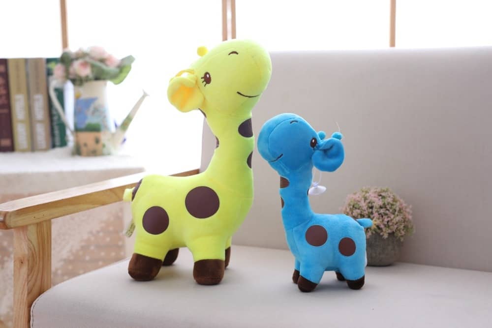 Peluches Girafes douces au toucher et de couleurs variées 